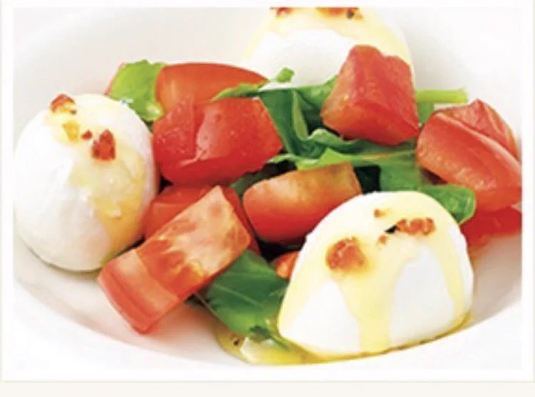 @zokubu_tsu 数年前にサイゼで出てきた、
やけくそフレッシュチーズとトマトのサラダも見てください（便乗） 