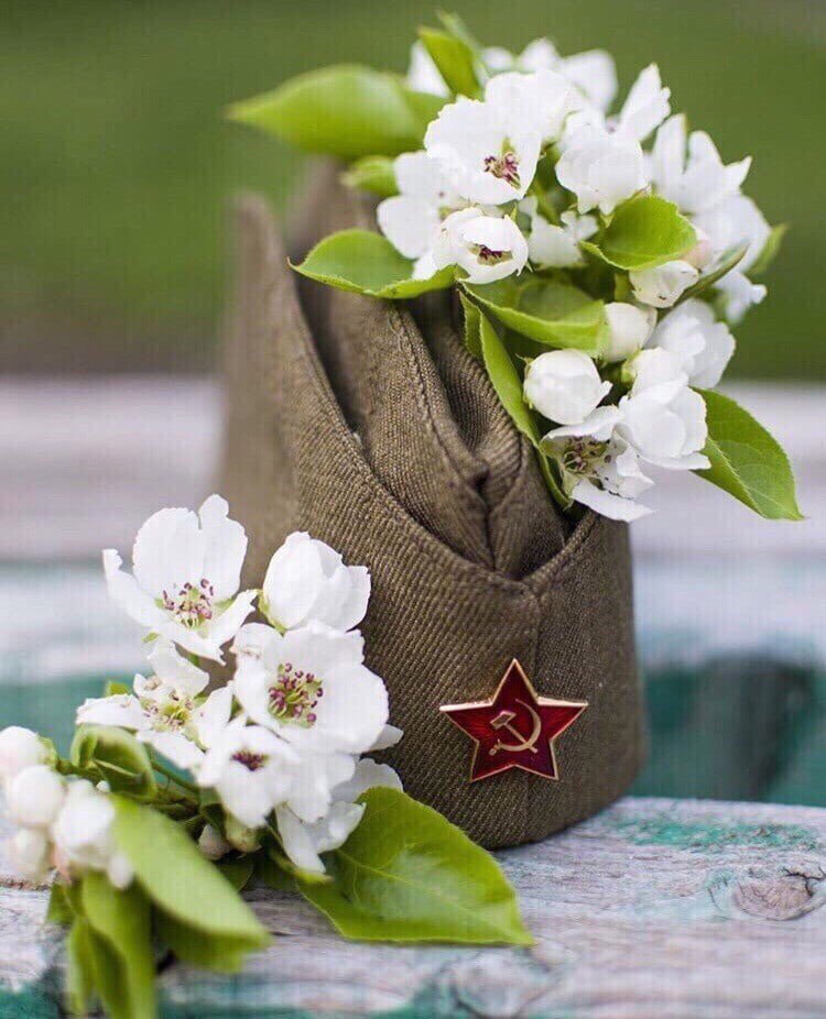 Дорогие друзья! С Днем великой Победы! Счастья, здоровья, благополучия, мирного неба над головой! Никто не забыт и ничто не забыто...