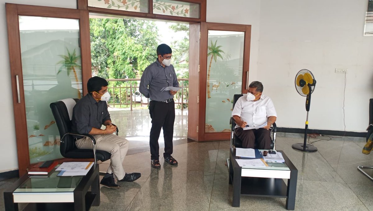 JagadishShettar's tweet photo. ಕೋವಿಡ್-19 ತುರ್ತು ಚಿಕಿತ್ಸೆಗೆ ಅಗತ್ಯವಿರುವ ಆಮ್ಲಜನಕ ಪೂರೈಕೆ ಮೇಲ್ವಿಚಾರಣೆಗಾಗಿ ಬೆಳಗಾವಿ ಜಿಲ್ಲಾ ಪ್ರವಾಸ ಕೈಗೊಂಡು, ಬೆಳಗಾವಿಯ ಪ್ರವಾಸಿ ಮಂದಿರದಲ್ಲಿ ಸ್ಥಳೀಯ ಜನ ಪ್ರತಿನಿಧಿಗಳು,ಜಿಲ್ಲಾಡಳಿತ ಹಾಗೂ ವೈದ್ಯಾಧಿಕಾರಿಗಳೊಂದಿಗೆ ಸಭೆ ನಡೆಸಿ, ಕೊರೋನಾ ನಿರ್ವಹಣೆ, ಆಕ್ಸಿಜನ್ ದಾಸ್ತಾನು, ಬೇಡಿಕೆ ಹಾಗೂ ಪೂರೈಕೆಯ ವಿಷಯವಾಗಿ ಸಮಾಲೋಚಿಸಲಾಯಿತು. https://t.co/LeB6GUY0Kw
