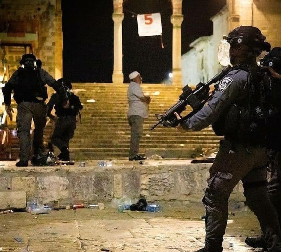 Lodhi666's tweet photo. #WakeUpMuslimUmmah
At least 205 Palestinian protesters injured, 88 hospitalised after Israeli police dispersed worshippers at Al-Aqsa Mosque and elsewhere in Jerusalem.
@Lodhi666 
@TeamJazba_ https://t.co/fD1LBmyfKN