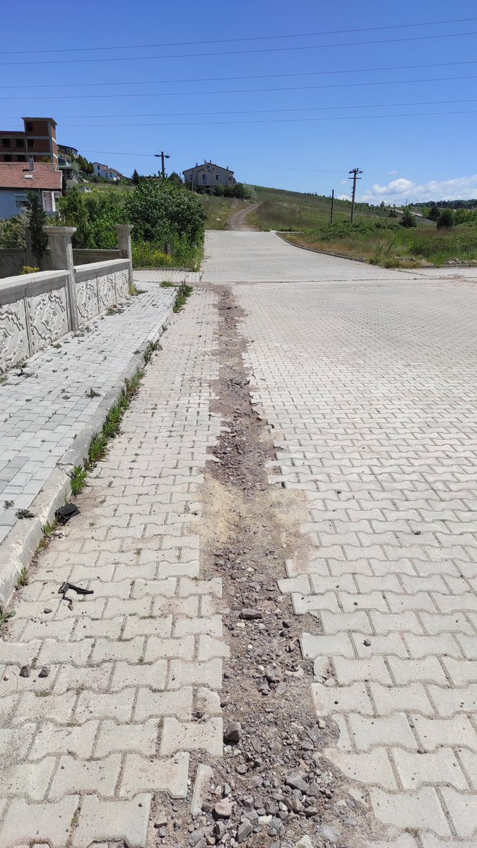 osman_soke's tweet photo. @CiftlikkoyBld merhaba kablonet boru döşeme çalışmaları sonrası bozulan kaldırımlar ne zaman yapılacak acaba ? https://t.co/4Gwho0u7Ey