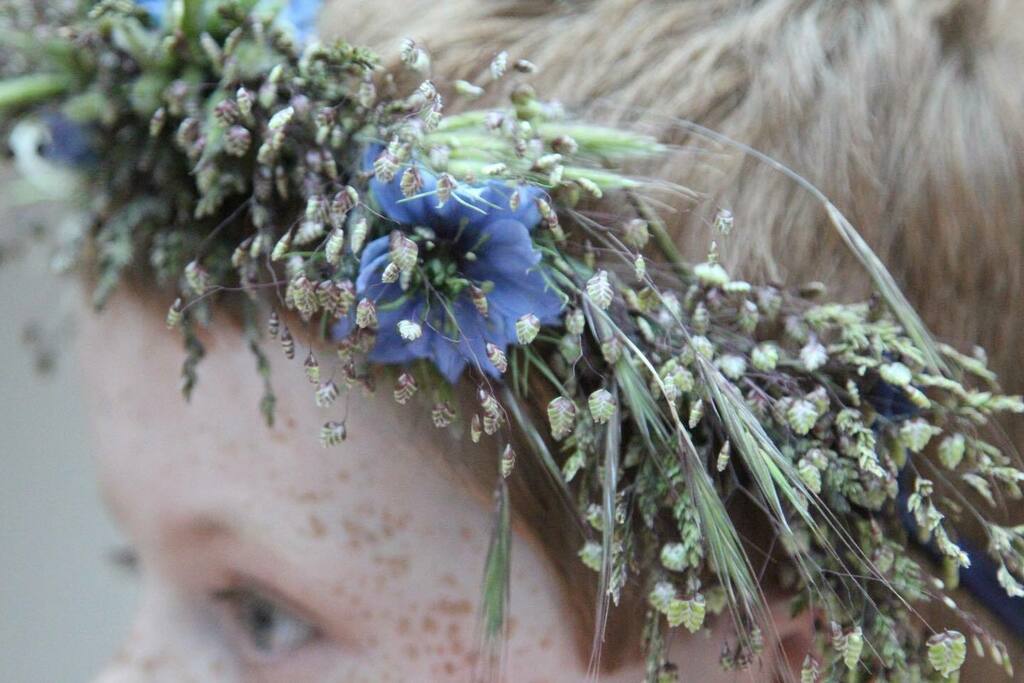 myflowerpatch's tweet image. Today is #gardendayuk So pop down your tools and pop on your flower crown (and probably a warm coat) to celebrate and enjoy your garden.  Check out @gardendayuk for plenty of tips and ideas. 

Don’t worry this crown was not made today. No Nigella in sigh… instagr.am/p/COpYVlllsJz/