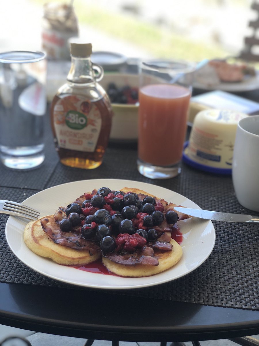 KaiUweRupp's tweet image. Balcony, 20 Degrees, Pancakes 🥞, Bacon 🥓, Blueberries 🫐, Raspberries and original Canadian Maple Sirup. #jummy #perfectbreakfast #Karlsruhe