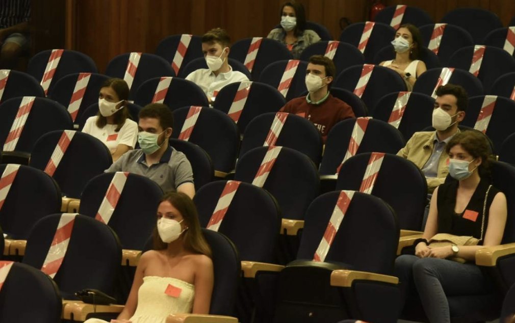 Una de estas dos cosas NO va a estar permitida este mes. ¿Adivináis cuál?

#FSEdiceNO
#FSEnoseconforma