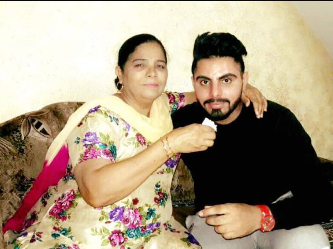Simarkhera1's tweet photo. Happy mother's day πΉ mummy love you πβ€οΈ #HappyMothersDay #MothersDayDelight #happymothersday2021 #MotherDay #Maa #simarkhera #teamsimar https://t.co/pS34Fjlnlv
