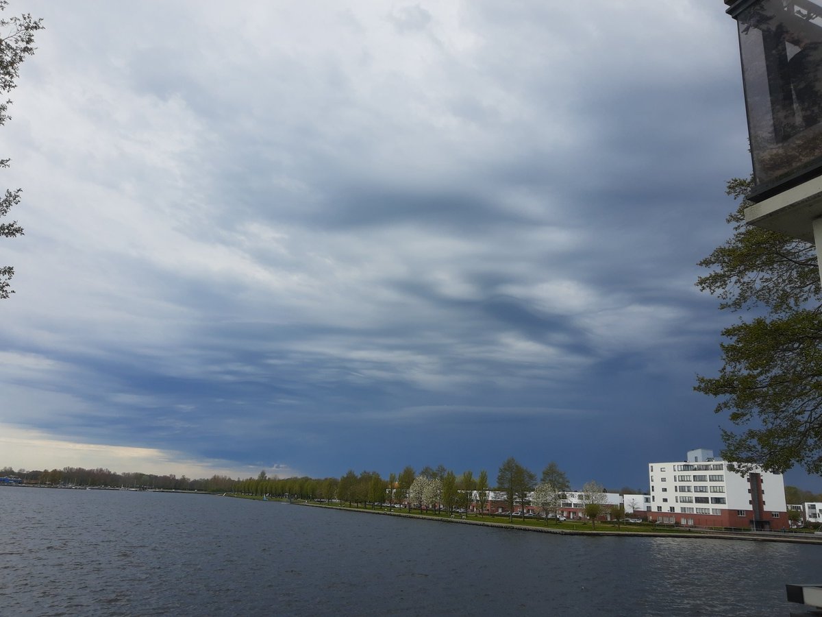1bvds's tweet photo. @GerritHiemstra @marcoverhoef Onweer in aantocht in Groningen #onweer #hoornsemeer https://t.co/wzyc3O2gSG