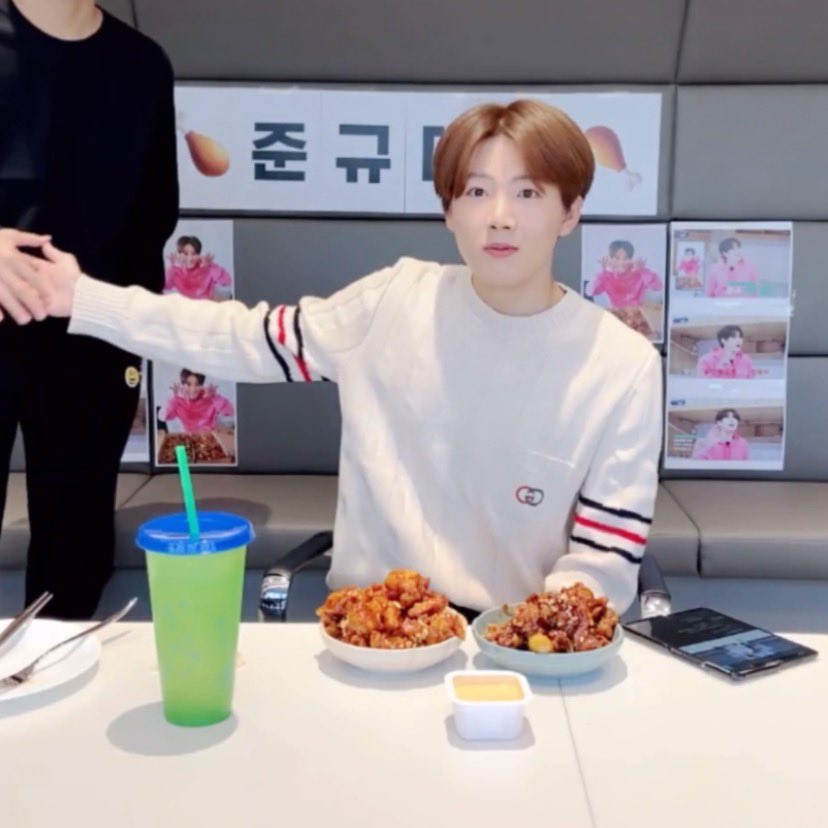 LQ_JUN_KYU_V's tweet photo. 갑작스런 게스트 등장에 텐션 올라가심 https://t.co/3ZQP3U5CoE