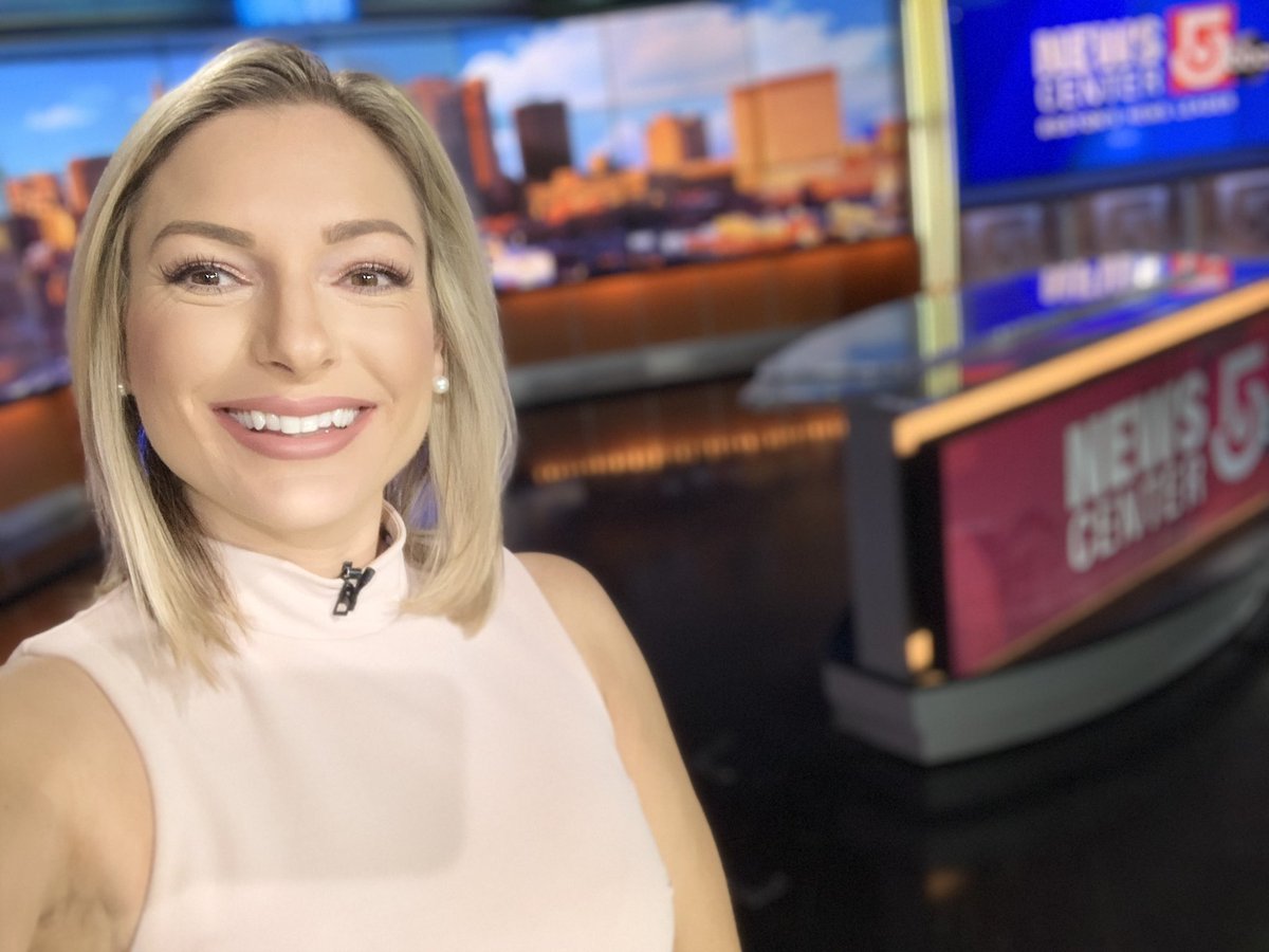 KThompson_WCVB's tweet photo. Hi! Happy Motherโs Day! Join us on the Eyeopener, weโre live now! #wcvb #weekendEye https://t.co/LbY8CFfnGU