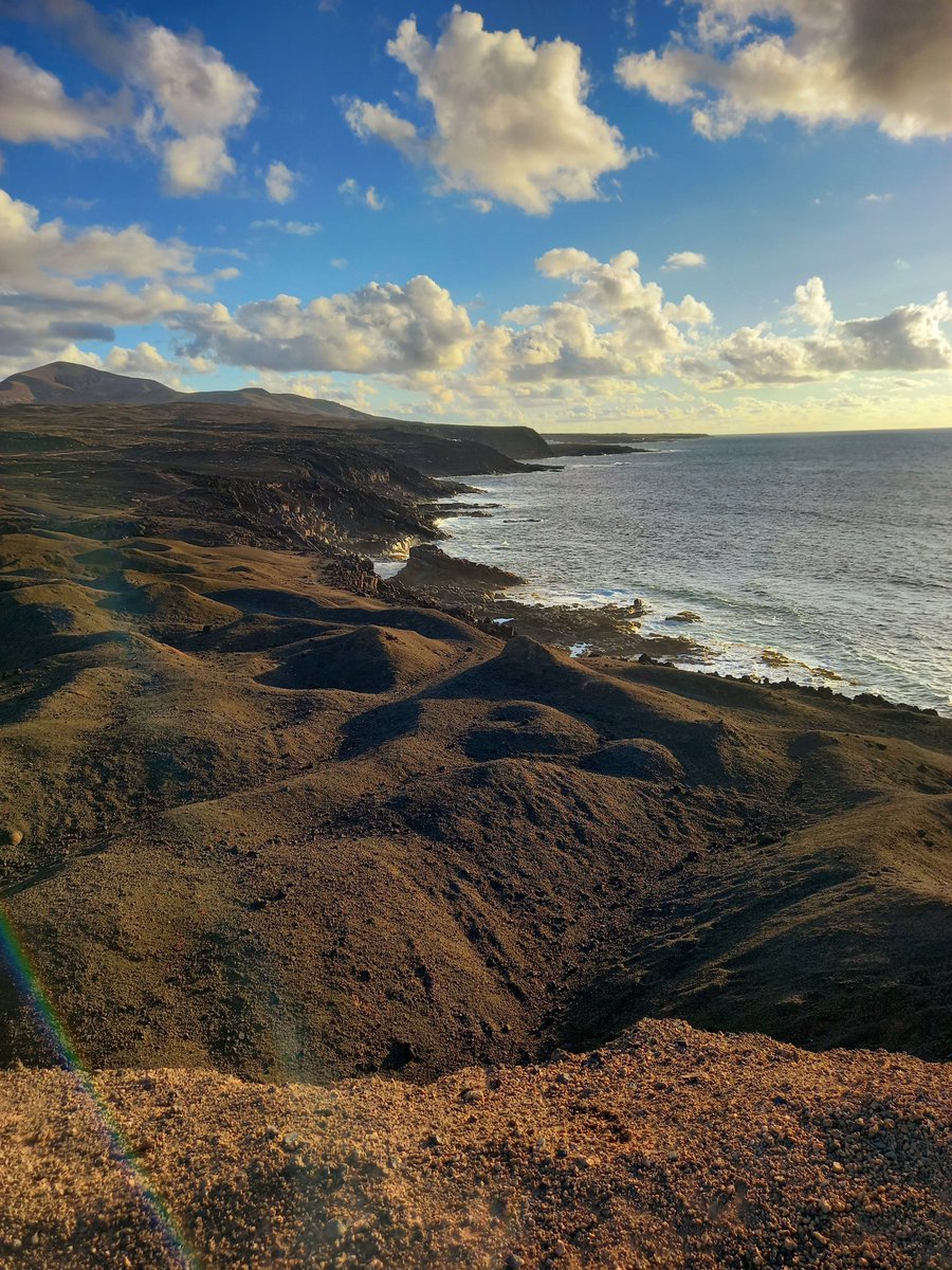 selenerca's tweet image. Lanzarote. Subes una montaña que no habías visto en tu vida y descubres este lugar:
