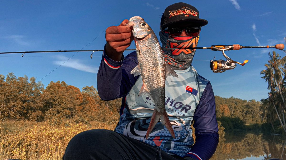 safwansamad's tweet photo. 27 Ramadhan. Alhamdulilah ada yang sudi bergambar🤙🏻. Thanks cik Bulan!. Buff pun sampai terbalik aku pakai.
Terima kasih Yamaha SS for the great shot📸 !
#ultralightangler #ultralightfishing #kanicennix #shimanofishing #SeahawkFlexis https://t.co/N0IHPm1v8K