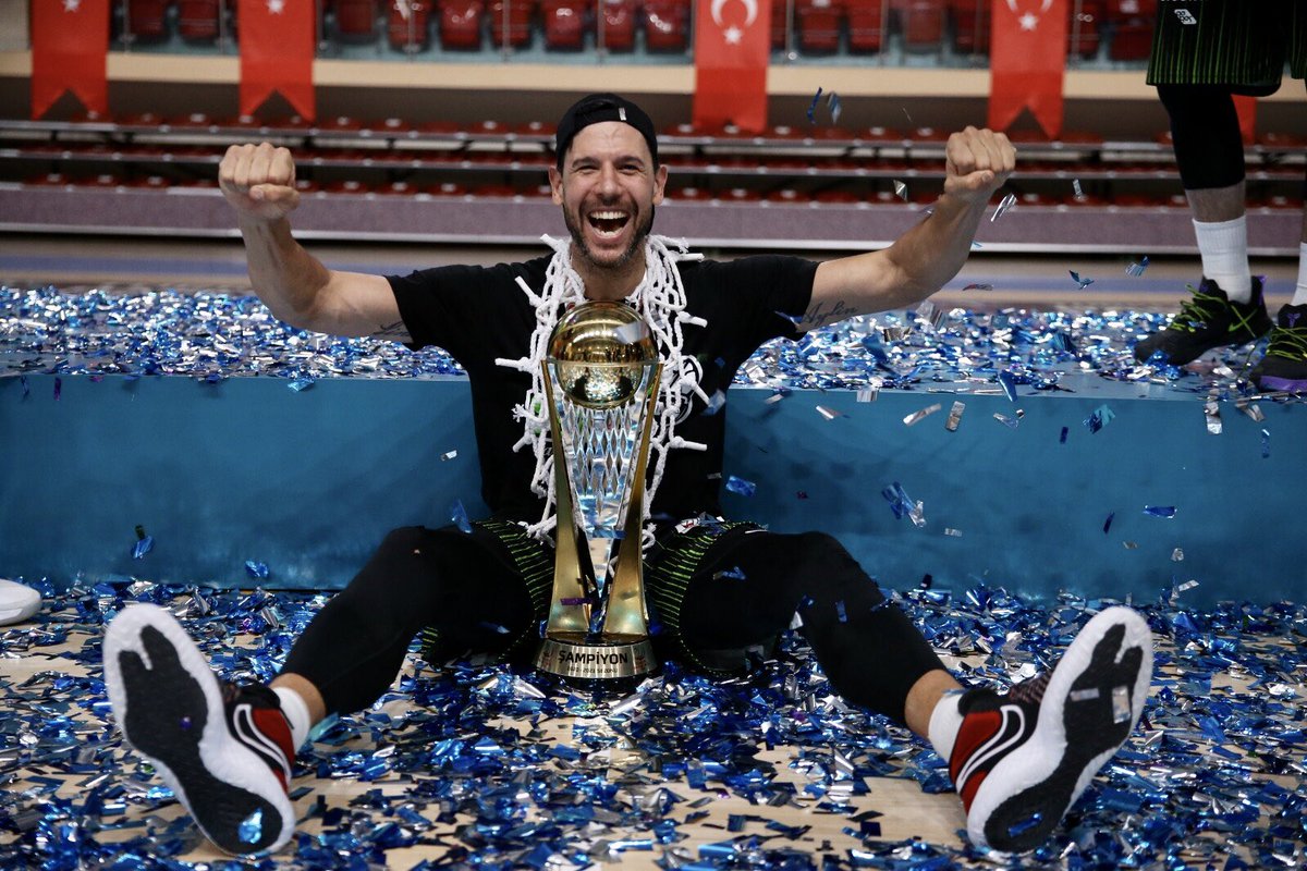 aLtan_eroL's tweet photo. Müthiş bir hikayesi olan 15/15 ile kazanılmış bir şampiyonluk🏆Emeği geçen bizlere inanan her daim yanımızda olan herkesin eline emeğine yüreğine sağlık🙏🏻 https://t.co/KUuxoYWvOv