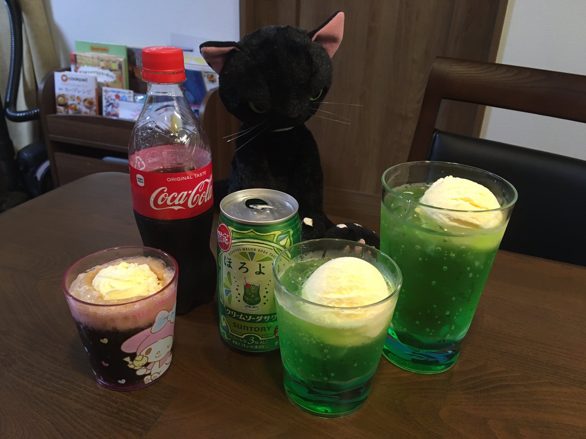 Crazy シルバニア ほろよい飲む クリームソーダにしたわ 娘っちにはコーラフロートを 家族３人揃ってフロートタイム T Co Mshxwk8slq Twitter