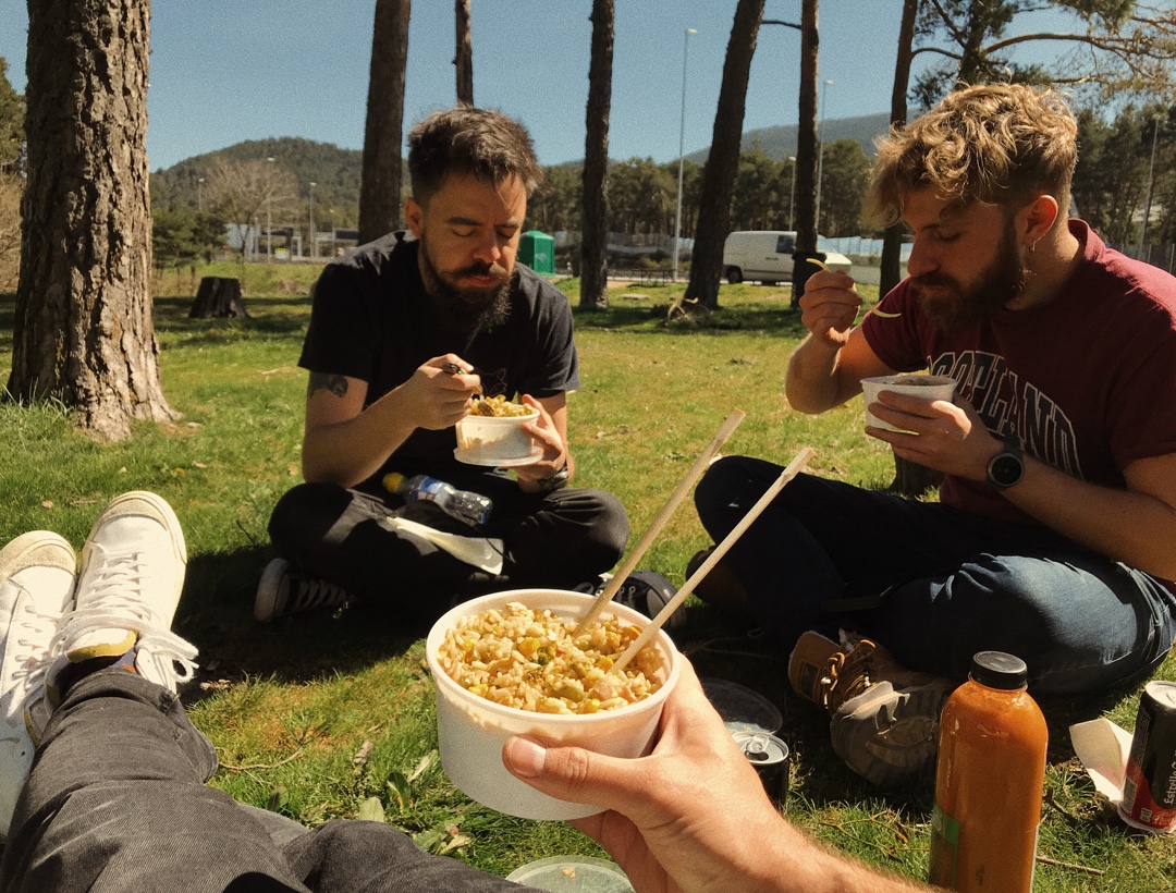 youngforestband's tweet photo. Picnics de viaje.
🍛¡Yum!
#pinic #picnicfood #youngforest #youngforestband #folk #indiefolk https://t.co/T8T03oTE8R