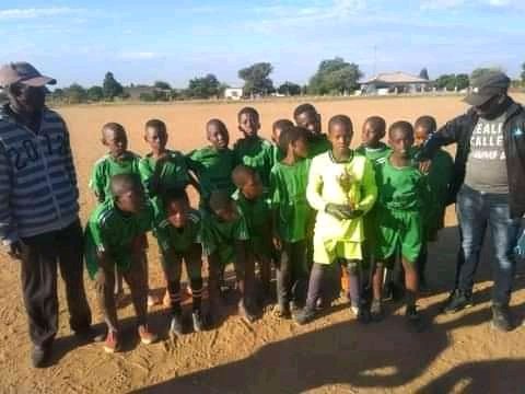 ThatowaOntla's tweet photo. King running F.C under 11 made sure we they brought the Trophy home. Congratulations in order for the team qnd players.
@Monflair_ZA 
@BootsforAll 
@bootsforafrica 
@FARPostZA 
#SoccerDevelopment https://t.co/tNczfovFT0