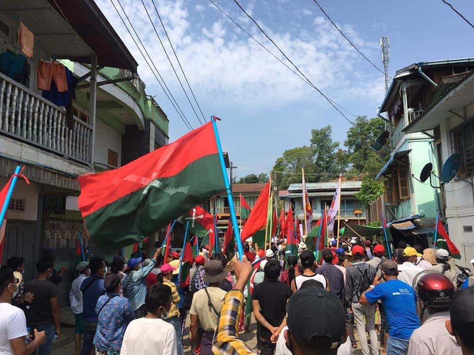 hannayuri_twt's tweet photo. Thousands of people took to the streets in Hpakant,Kachin State on May 9 to show their support for the National Unity Government (NUG) and PDF then flashed three-finger salutes to show their defiance of the military regime.
#NoFlyZoneInMyanmar 
#May9Coup #WhatsHappeningInMyanmar https://t.co/DjevtHSrQL