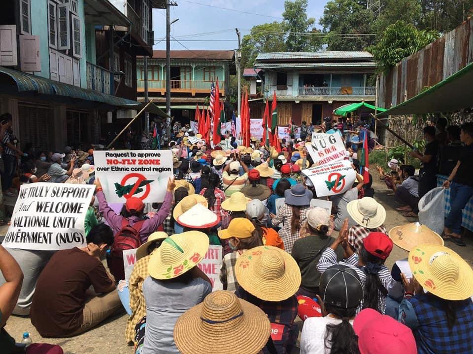 Thousands of people took to the streets in Hpakant,Kachin State on May 9 to show their support for the National Unity Government (NUG) and PDF then flashed three-finger salutes to show their defiance of the military regime.
#NoFlyZoneInMyanmar 
#May9Coup #WhatsHappeningInMyanmar