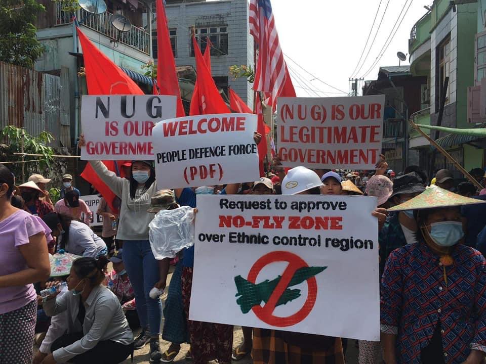 hannayuri_twt's tweet photo. Thousands of people took to the streets in Hpakant,Kachin State on May 9 to show their support for the National Unity Government (NUG) and PDF then flashed three-finger salutes to show their defiance of the military regime.
#NoFlyZoneInMyanmar 
#May9Coup #WhatsHappeningInMyanmar https://t.co/DjevtHSrQL