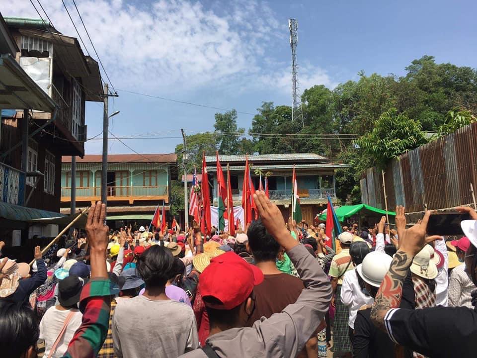 hannayuri_twt's tweet photo. Thousands of people took to the streets in Hpakant,Kachin State on May 9 to show their support for the National Unity Government (NUG) and PDF then flashed three-finger salutes to show their defiance of the military regime.
#NoFlyZoneInMyanmar 
#May9Coup #WhatsHappeningInMyanmar https://t.co/DjevtHSrQL