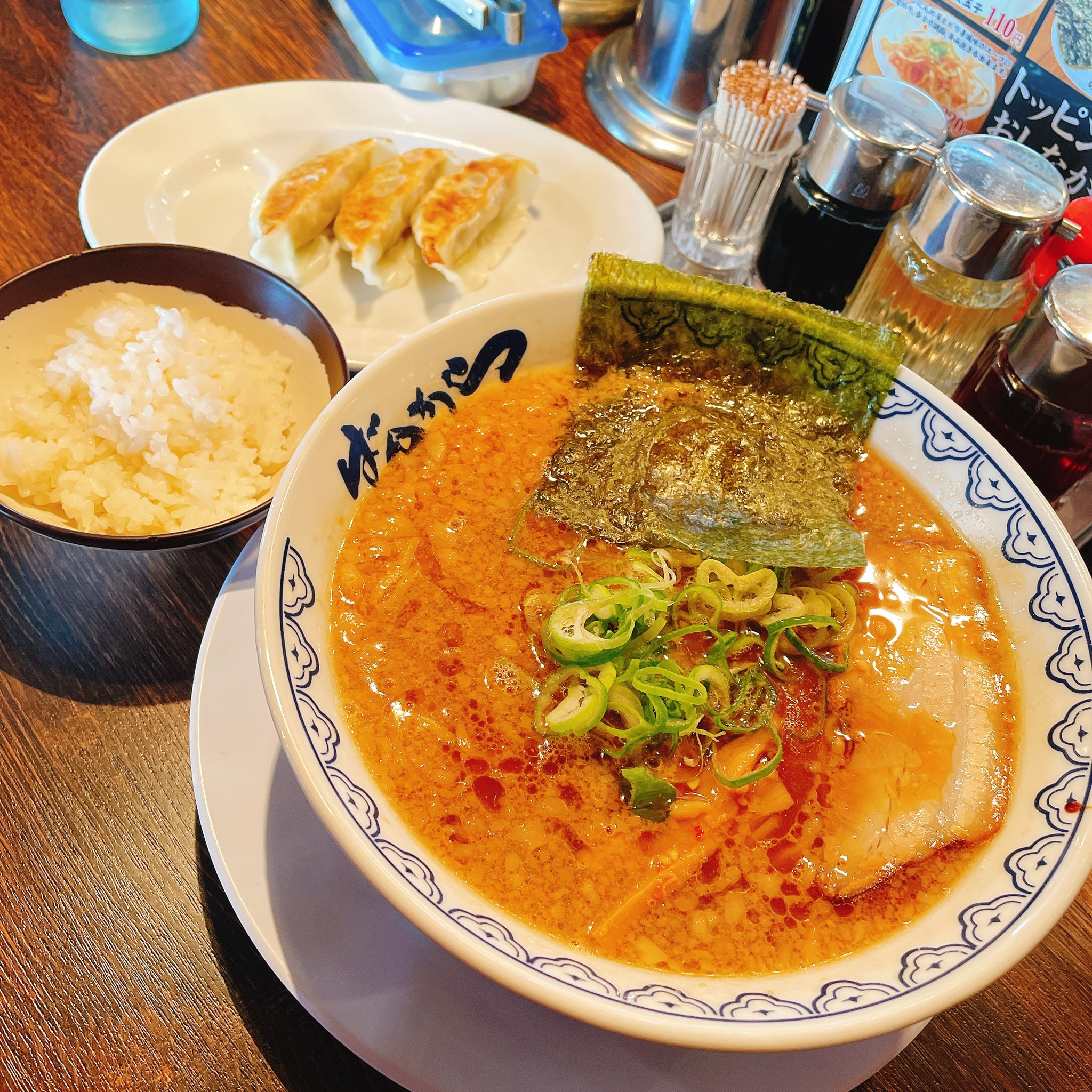 ハジー 今日は三嶋大社の中にある 博物館の お土産売り場に用があり 帰りに 三嶋大社 前のラーメン屋にと考えてたら やって無くて 三島の ばんから でランチ 久々に食べた ばんから 紅しょうが 発見 紅 最高 ばんから ラーメン ランチ み