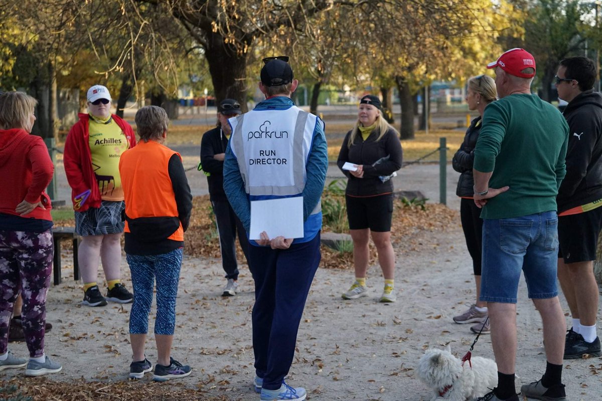 RhiannonB's tweet image. #AchillesMelbourne members travelled to Benalla Botanical Gardens parkrun to lead #SightedGuide training this weekend. A regular volunteer there, David, had been in touch before lockdown saying he is keen to get running! 💛 #GoAchilles