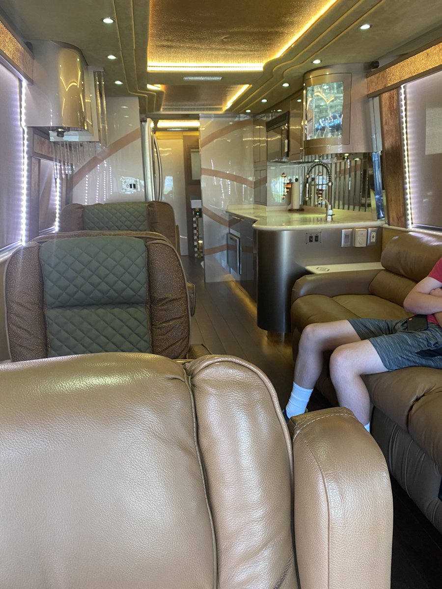 MagnusKpakol's tweet photo. Today in Lantana Texas I saw the power of human capital. A man took a 20 year old bus and transformed it into a moving hotel suite for his family and friends for saving money and safety. Covid 19 has changed the world. People learning to insulate themselves. #phenomenalhcd. https://t.co/WbSOdoxAcs