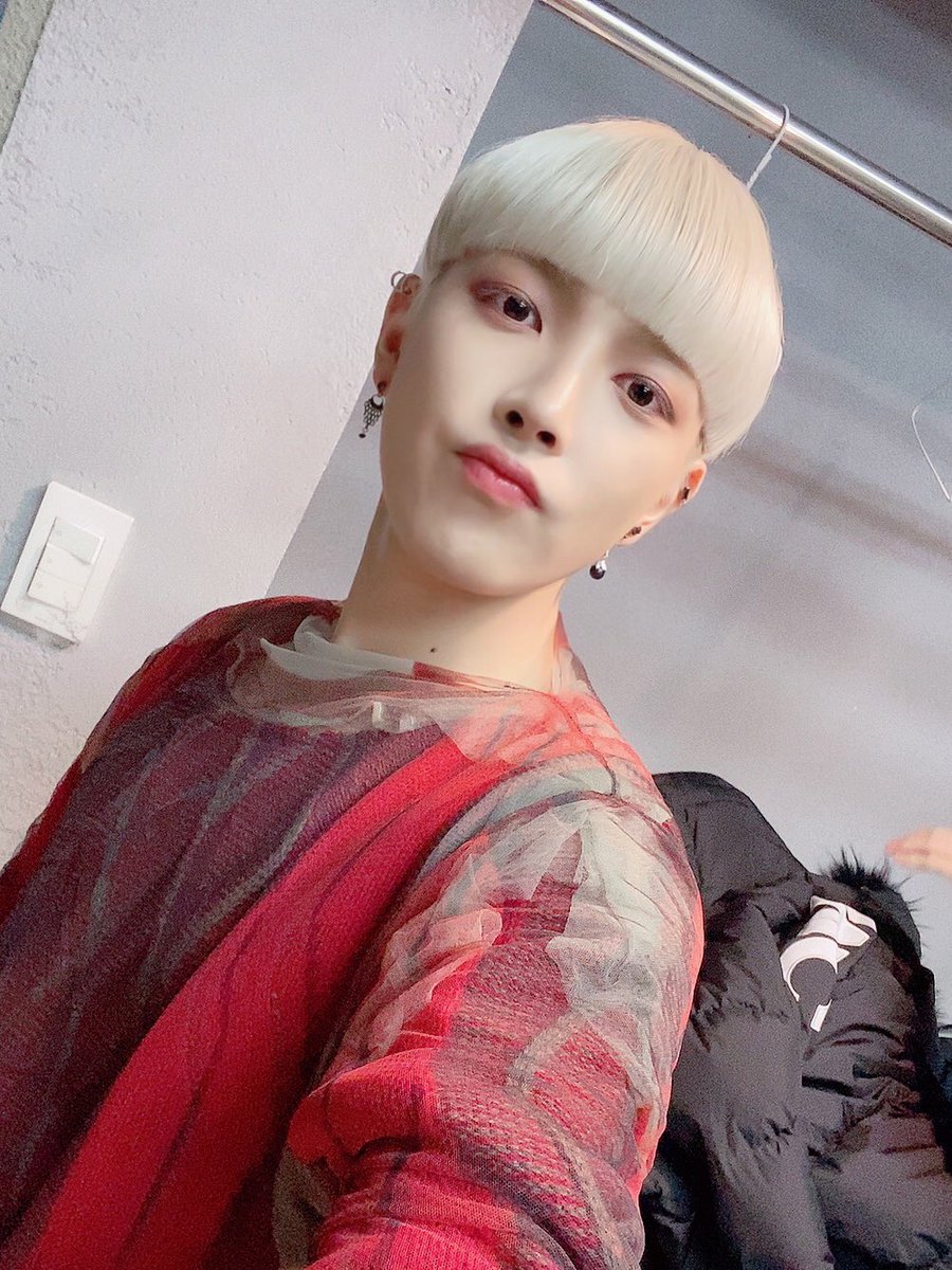 this is 85% the same look already but literally @ atz stylists put hongjoong in a bodysuit and wrap him in some mesh or tulle i will offer $5 to make this happen