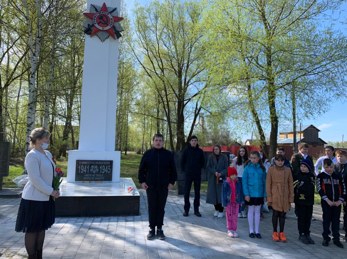 День Победы-праздник победы советского народа над нацистской Германией в войне 1941-1945 годов. В деревне Островки состоялась церемония возложения елочной гирлянды и цветов к Обелиску, на котором перечислены имена павших воинов-земляков #9Мая2021 #моуурусовскийцо #волонтеры71