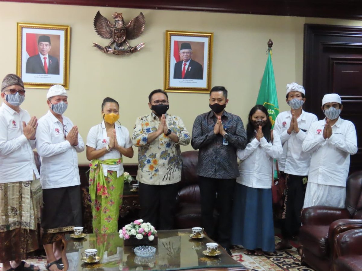 Jelantik5's tweet photo. Harus berGuru:
Guru #Tanah : Berguru pd Air
Guru #Air : Berguru pd Api
Guru #Api : Berguru pd Angin
Guru #Angin : Berguru pd #SIWA
(copas: #Suwung)
Jangan tak #Berguru !
Sebab Para Dewa-pun memiliki Guru
Namanya #Bhatara_Guru
Guru-mu (kita) adalah #Guru_Rupaka
Tabe #Guru 🙏 https://t.co/5F42QqnhUM