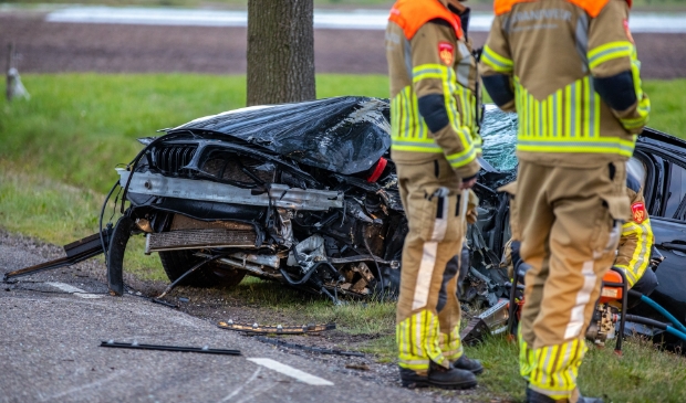 Auto met vijf inzittenden knalt tegen boom op Kerkweg in Nispen - ..