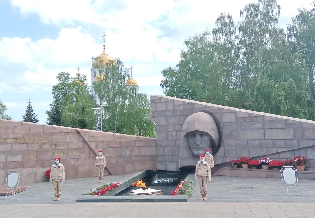 Сегодня, 9 мая, юнармейский отряд «Пламя», приняв клятву часового Поста № 1, приступил к несению Почётной Вахты Памяти. Вечная память героям, павшим на полях сражений! <a href="/depsamobr63/">Департамент образования Администрации г.о. Самара</a> <a href="/promadm/">Promadm.samara</a> #ДеньПобеды #76летПобеды #школа85_самара