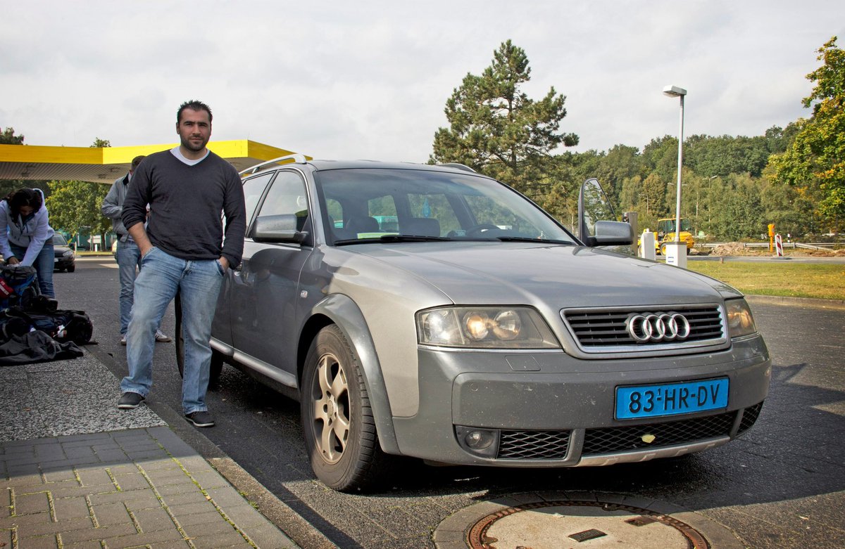 The fourth ride we get is by Serwet, a taxi driver (see that blue licence plate!) who is happy to take us as he's anyway driving to Germany.Ride 4: Bad Nieuweschans to Bremen, Netherlands/Germany (132km) 