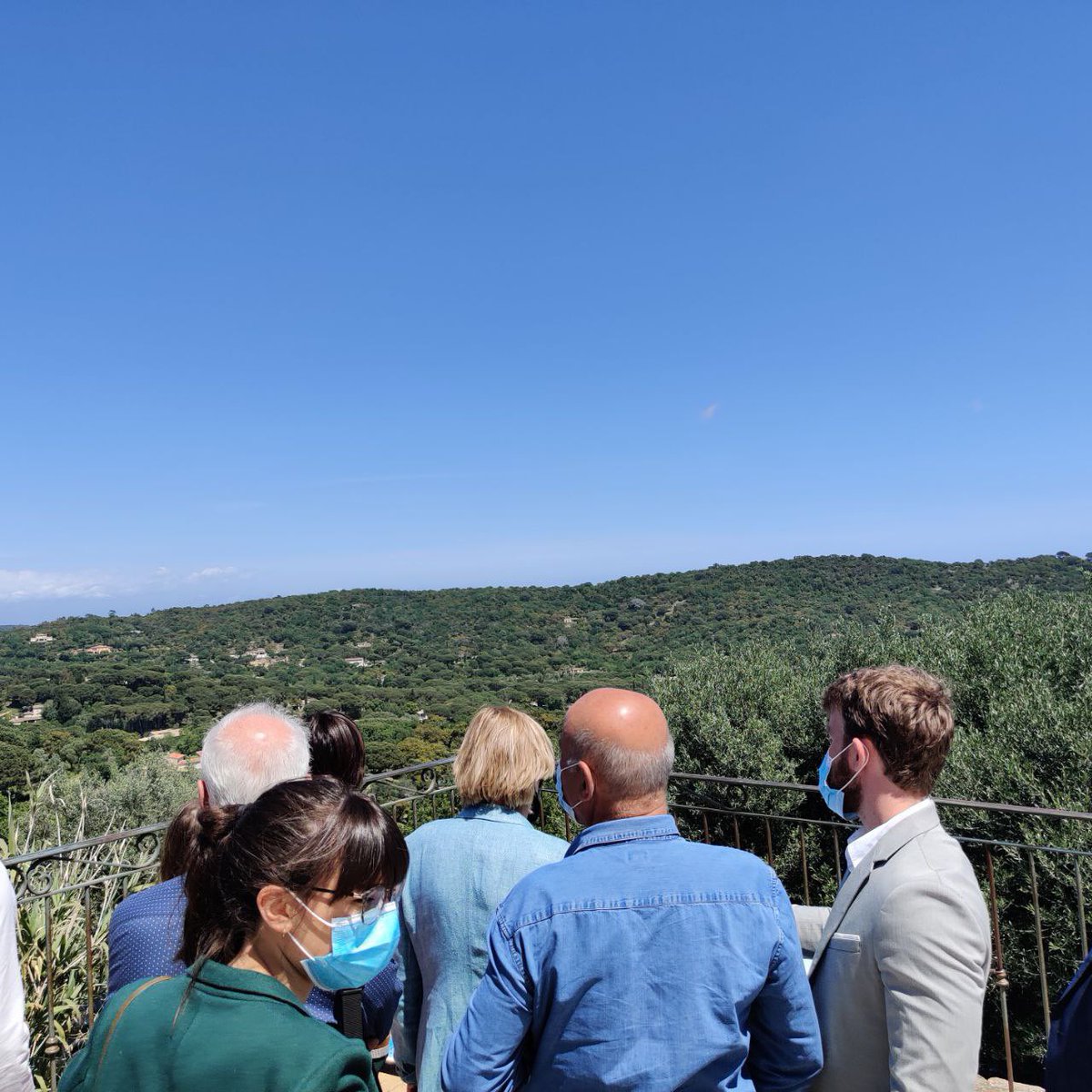 avecvousSCluzel's tweet photo. Moment d’échange et de convivialité avec les militants de la majorité présidentielle réunie à Ramatuelle. Je suis fière d’être à leurs côtés ! https://t.co/fKrQ6b2JZo