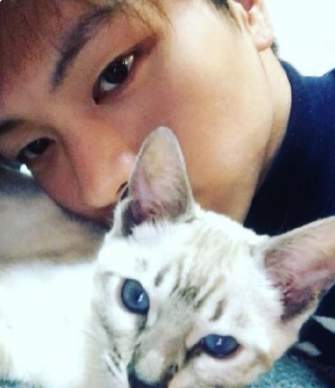 Sungjae & Lee know both have cats as their pet and they said that they look like cat. Lee know said that his dad taught him fishing. And we know how much Sungjae loves fishing & that he fishes with his dad. There are more! They both are weird & handsome & the self love they have!