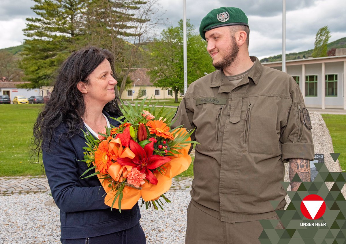 DritteV's tweet photo. Liebe Mama! Alles Gute zum Muttertag! Mach dir bitte keine Sorgen. Das Österreichische #Bundesheer kümmert sich vorzüglich um mich. #Bundesheer #3JgBrig #StbB3 #JgB17 #JgB19 #JgB33 #AAB3 #PiB3 https://t.co/TTwoMsLNzV