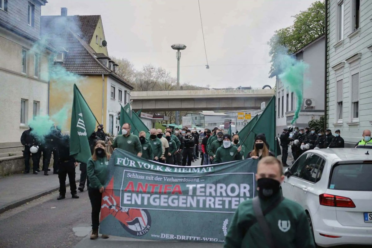 IIIWeg_SP_WT's tweet photo. Kampf der Rotfront! – Kraftvolle Demonstration in #Siegen! (+weitere Bilder)
https://t.co/RzKE66804B
#KampfderRotfront #si0805 #8Mai #keinTagderBefreiung #Rotfrontzerschlagen #Antifabandenzerschlagen https://t.co/4qOqYsR6dr