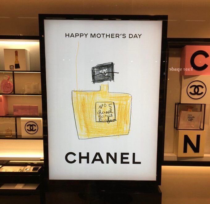 Wat is er nu leuker dan tekeningen krijgen van je kinderen en parfum op Moederdag. Simpel, creatief en spot on 👌🏻

Douze points pour Chanel #inhaker #billboard #moederdag