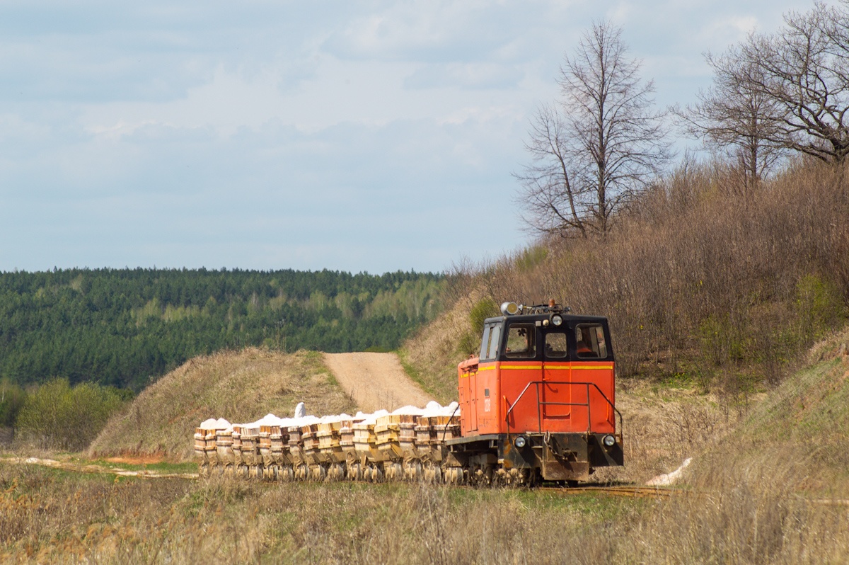 NGR_RU's tweet photo. Diesel locomotive TU6A-1473 with a gypsum train on the Narrow-gauge railway of Decor-1 factory in Nizhny Novgorod Oblast, 06.05.2021. Photo: Burunduk. #ПГЗ #narrowgauge #train #railways #schmalspurbahn #kisvasút  #transport #eisenbahn #railroad #railway #bahn #feldbahn #УЖД #TU6A https://t.co/jnDxY91ZXd