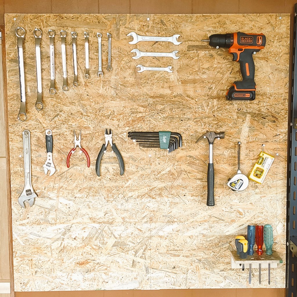 Masa Gw明けの貴重な１日休みはdiyおじさんしてました ガレージに壁掛け工具棚作ってみました なかなかいい感じです