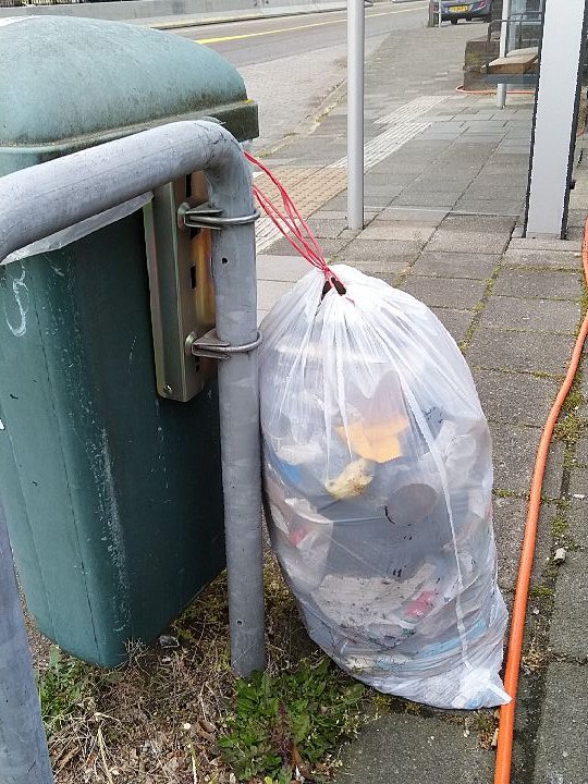 Gisterochtend riep een voorbijganger tijdens mijn zwerfvuilopraap-ommetje naar me: 'goed bezig'. Dat hoor ik wel vaker. Hij voegde hieraan toe dat ik gekwalificeerd apenverzorger ben, want die laten ook al hun rotzooi slingeren. Daarna dacht ik: 'mensenverzorger'?