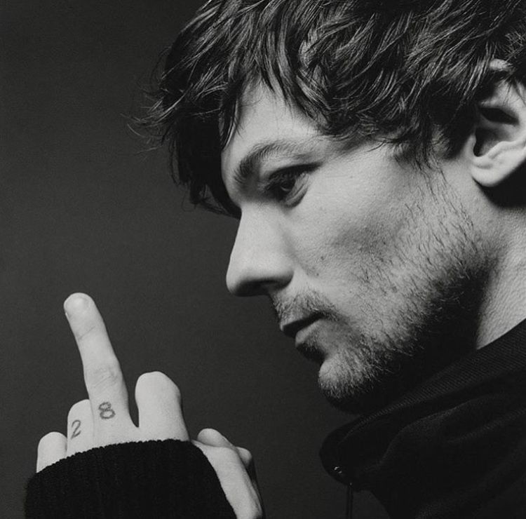 Saruzzapower's tweet photo. I vote #Louies for #BestFanArmy at the #iHeartAwards https://t.co/zaBaad6uQf