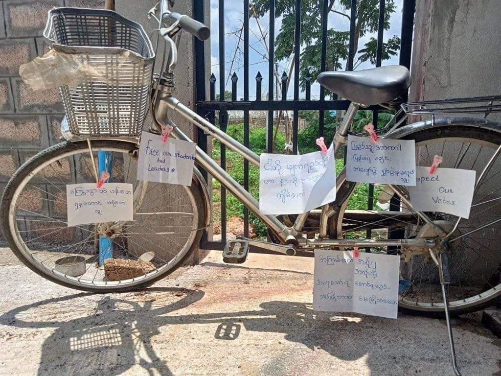 Snow30888883's tweet photo. #Pyin-Oo-Lwin, Mandalay: Residents of the city carried out a silent strike with posters and placards depicting messages on Anti-Military rule. #WhatsHappeningInMyanmar #May9Coup https://t.co/SjxuUPjoQc