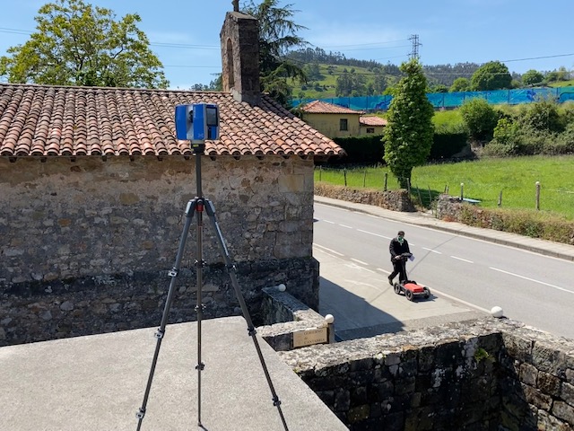 🔝 Productiva jornada de trabajo con los amigos <a href="/LinoMantecon/">Lino Mantecón</a>  y Javier Marcos en la Ermita de Barros #geomatica ➕  #arqueología.
1️⃣  #levantamiento3d para #georreferenciación de los perfiles.
2️⃣  Prospección geofísica mediante #georradar para estudiar con detalle el subsuelo👇