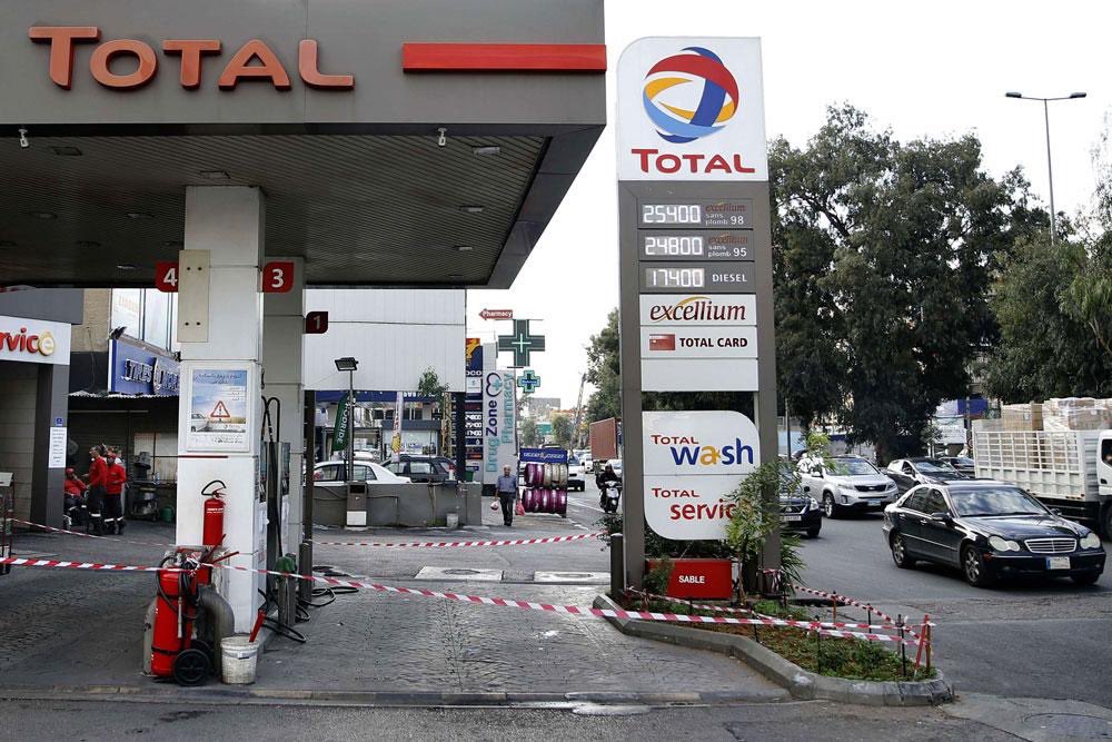 اليوم ، البنزين مفقود وغدا الدواء وبعدهما الطعام... حكومة لا تتألف بسبب المحاصصة الطائفية وأوهام الزعامات، وأخرى نائمة ولا تجتمع خوفا من رفع الدعم. 
الشعب في هذه الحالة إما متآمر أو جبان ،فهم يقتلونه وهو ساكت وخانع، ويكتفي باللطم والندب ، الا قلة قليلة شجاعة...