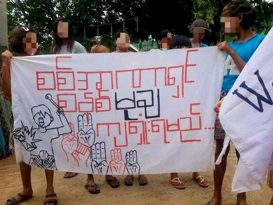 Jay64569061's tweet photo. The tail of Myanmar, #Tanintharyi did not stay behind and also took part in protest against military coup. Launglon residents were seen on the streets marching peacefully. STOP AIR STRIKE #May9Coup #NoFlyZoneInMyanmar #WhatsHappeningInMyanmar https://t.co/LxW85FYE5u