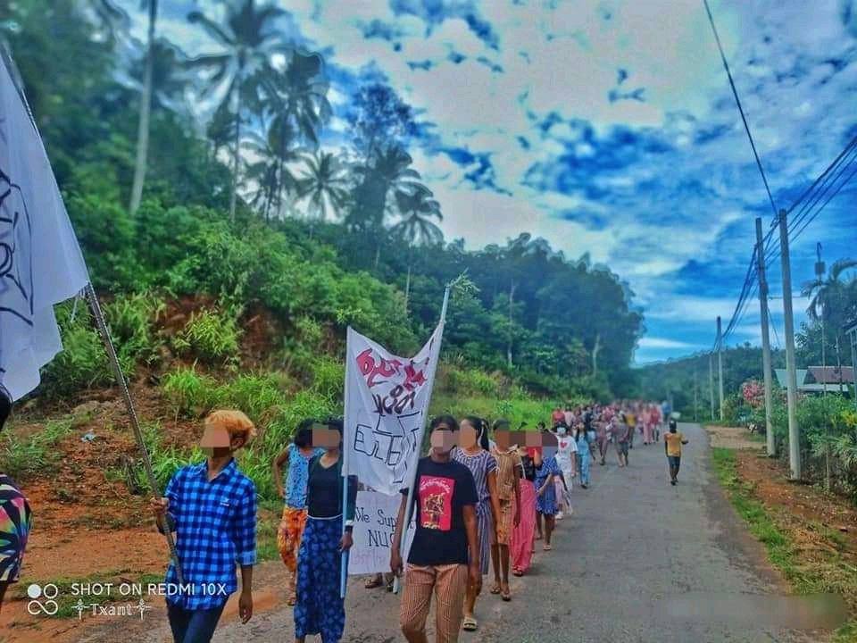 Jay64569061's tweet photo. The tail of Myanmar, #Tanintharyi did not stay behind and also took part in protest against military coup. Launglon residents were seen on the streets marching peacefully. STOP AIR STRIKE #May9Coup #NoFlyZoneInMyanmar #WhatsHappeningInMyanmar https://t.co/LxW85FYE5u
