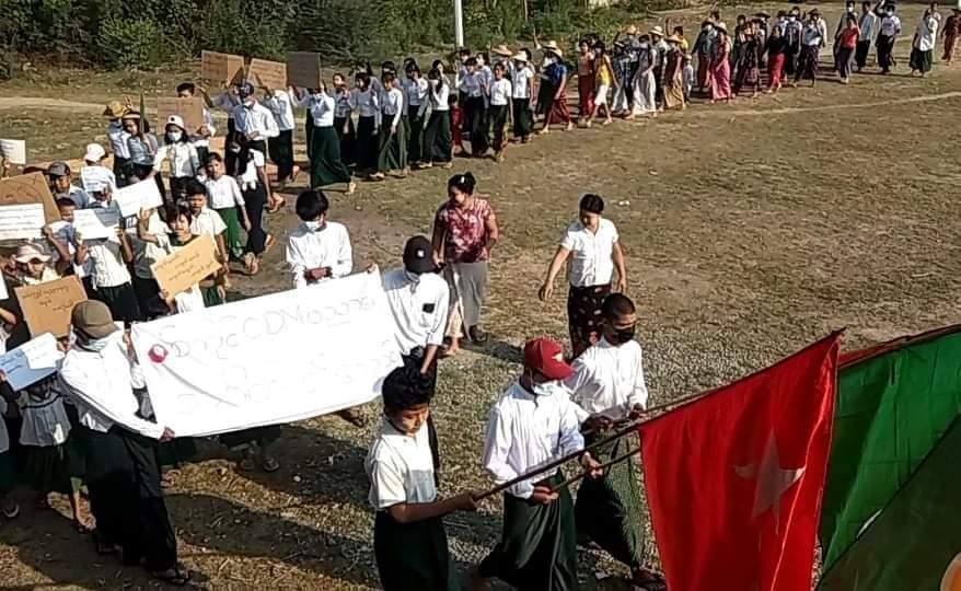 Jay64569061's tweet photo. #Sagaing main strike group joined together with teachers and students #OpposeSlaveryEducation.  Never be allowed to rule us. STOP AIR STRIKE #May9Coup #NoFlyZoneInMyanmar #WhatsHappeningInMyanmar https://t.co/kzJHh8vSvM