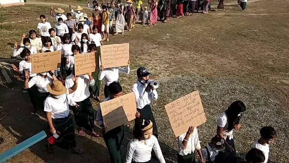 Jay64569061's tweet photo. #Sagaing main strike group joined together with teachers and students #OpposeSlaveryEducation.  Never be allowed to rule us. STOP AIR STRIKE #May9Coup #NoFlyZoneInMyanmar #WhatsHappeningInMyanmar https://t.co/kzJHh8vSvM