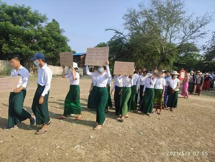 Jay64569061's tweet photo. #Sagaing main strike group joined together with teachers and students #OpposeSlaveryEducation.  Never be allowed to rule us. STOP AIR STRIKE #May9Coup #NoFlyZoneInMyanmar #WhatsHappeningInMyanmar https://t.co/kzJHh8vSvM