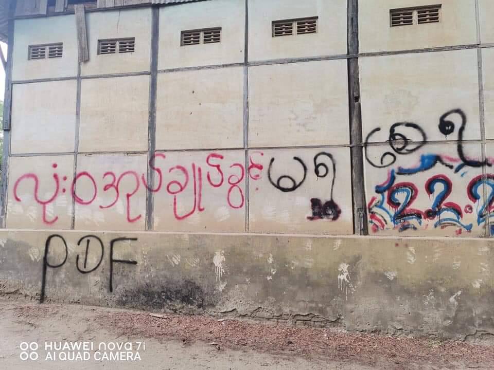 Jay64569061's tweet photo. LelZin villagers show their opposition by Graffiti Strike drawn on school walls. Say no to military education system. STOP AIR STRIKE #May9Coup #NoFlyZoneInMyanmar #WhatsHappeningInMyanmar https://t.co/YzSGxMQpQT