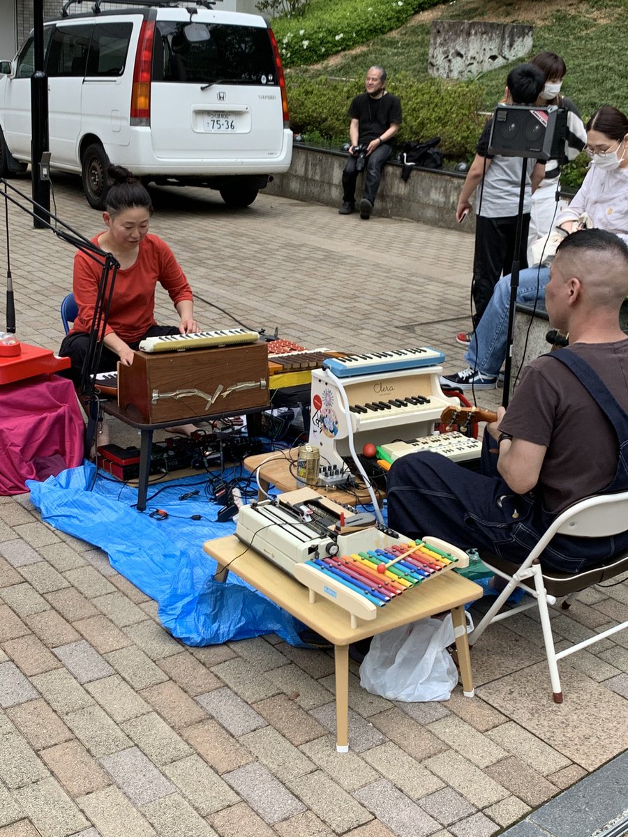 kiyukika's tweet photo. 久々の遠出でした。
宇都宮蚤の市→宇都宮美術館
宇都宮蚤の市で、
@DobaSny ちゃんの、ブローチを❤️
あの独特な世界観が、堪らない。。
そして、初めて出会ったご夫婦の
演奏(ふゆうか)聴き惚れてました。
klimpereiのような、大好きな音。
#宇都宮蚤の市
#chelseachiyoco https://t.co/lDIFxczNx2